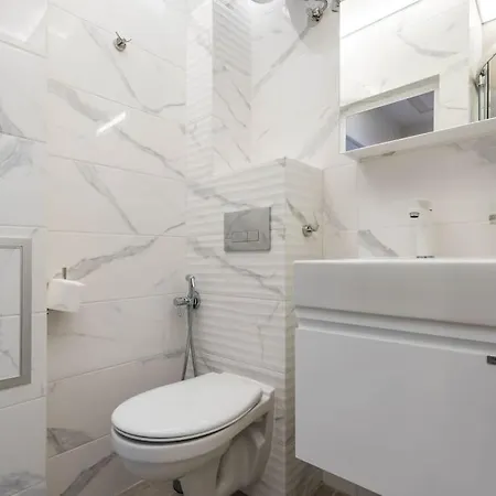 Sweet Tiny Center Space *